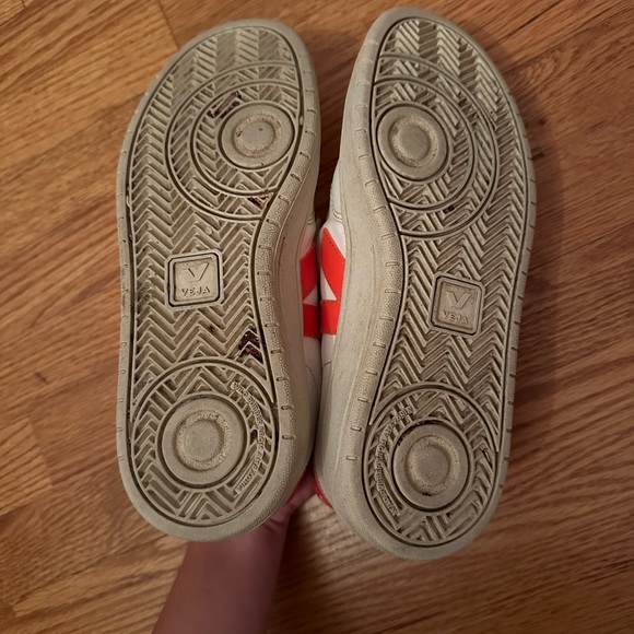 Size US 9 Veja Sneakers - Picture 2 of 3